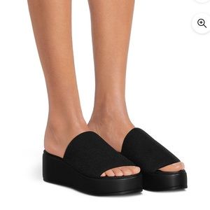 Madden NYC Women’s Platform Slide Sandals NEW NEVER WORN! Size 9 W/ Original Box